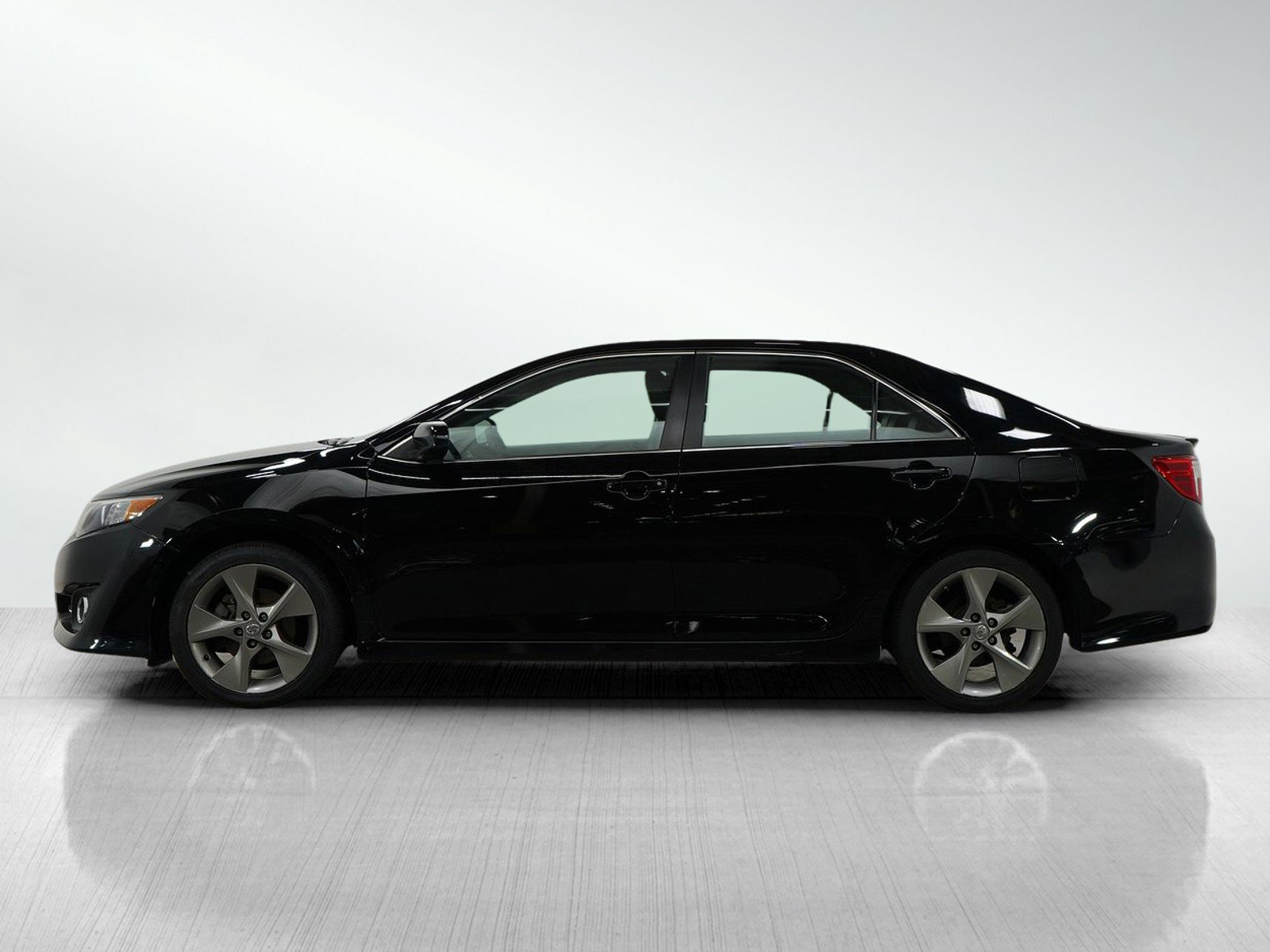 Used 2014 Toyota Camry SE with VIN 4T1BF1FK6EU833786 for sale in Bloomington, Minnesota