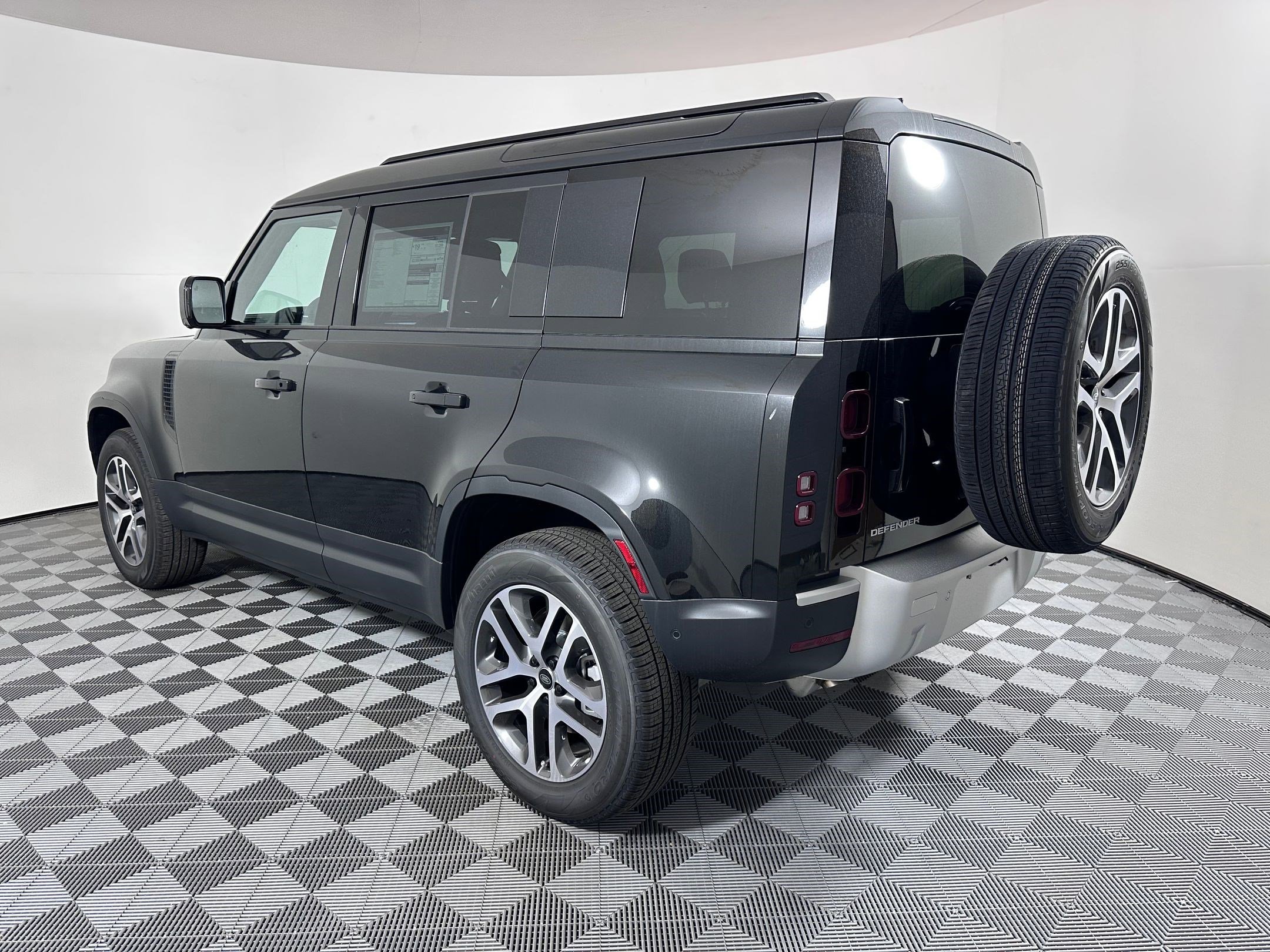 2025 Land Rover Defender 110 S photo 3