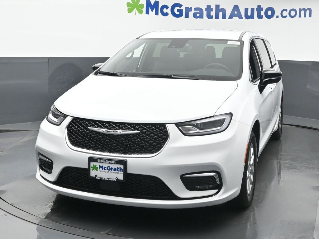 2026 Chrysler Pacifica photo 4