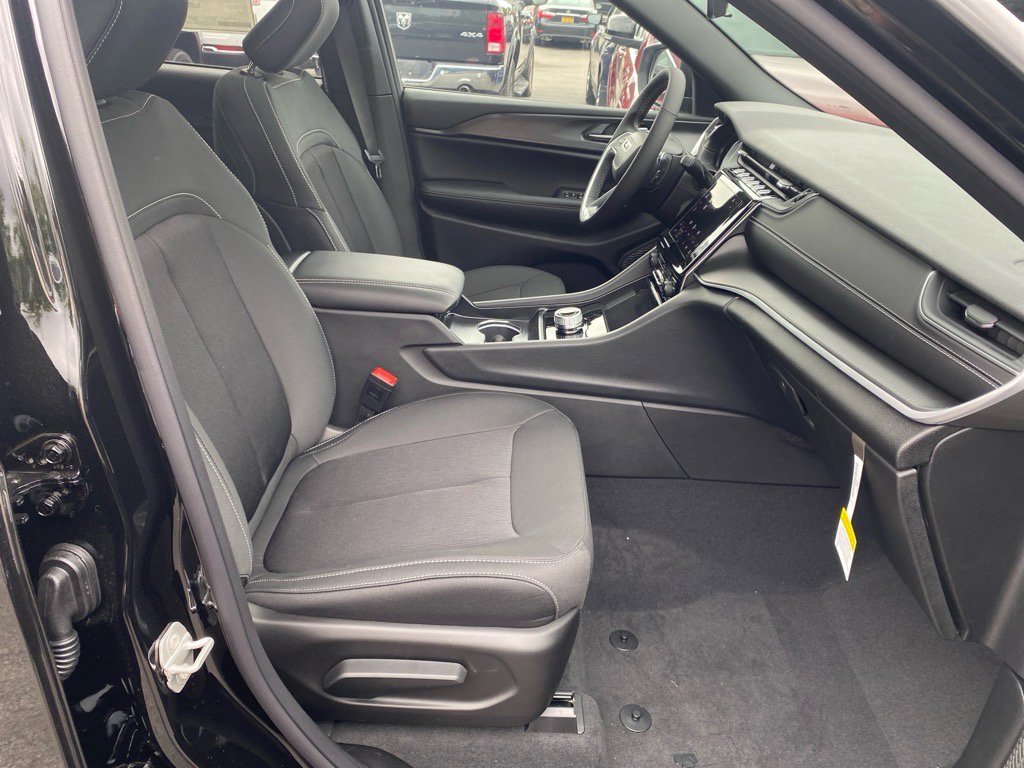 2025 Jeep Grand Cherokee Laredo X photo 14