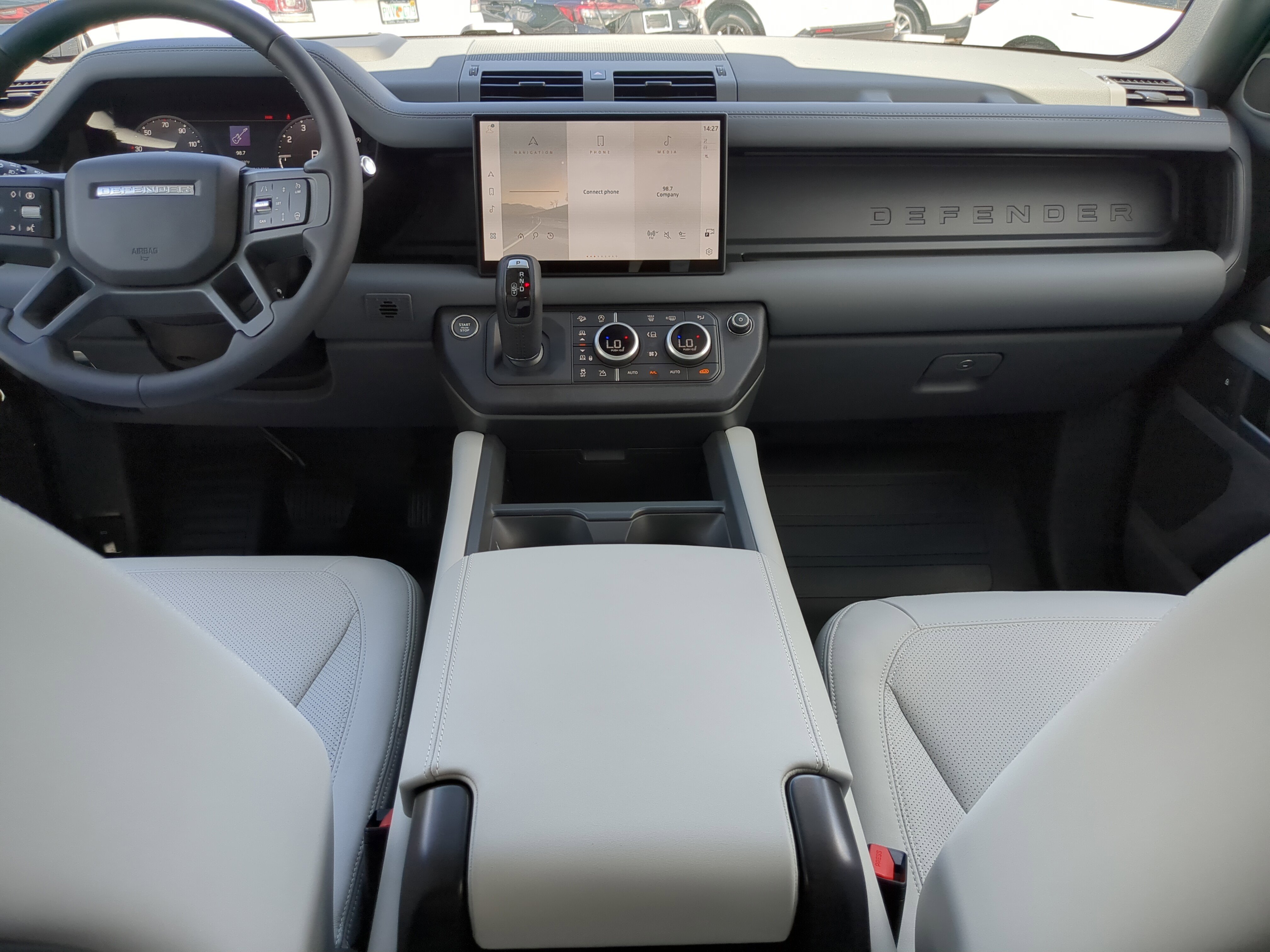 2025 Land Rover Defender 110 X-Dynamic SE photo 11