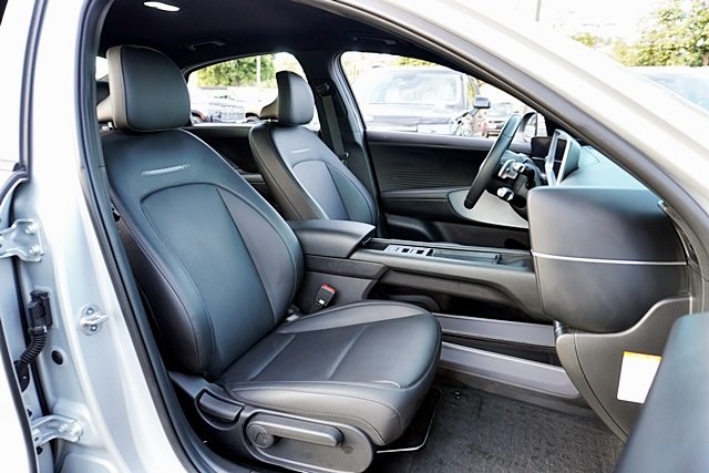 Used 2023 Gold Hyundai SEL image 11