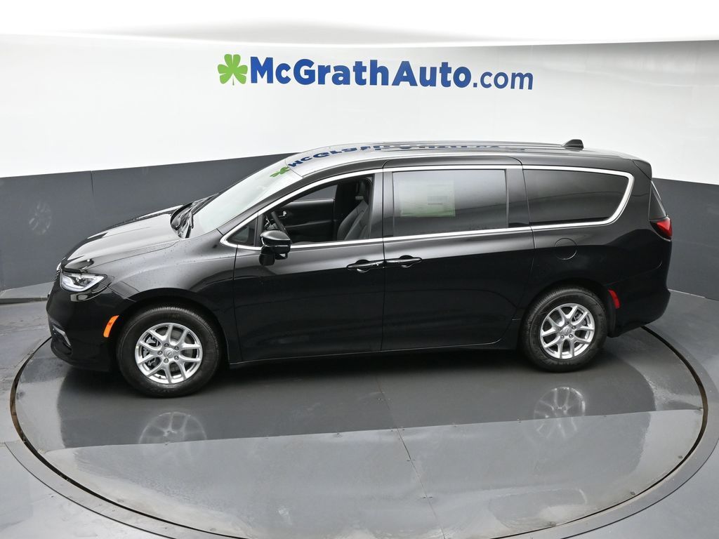 2026 Chrysler Pacifica photo 18