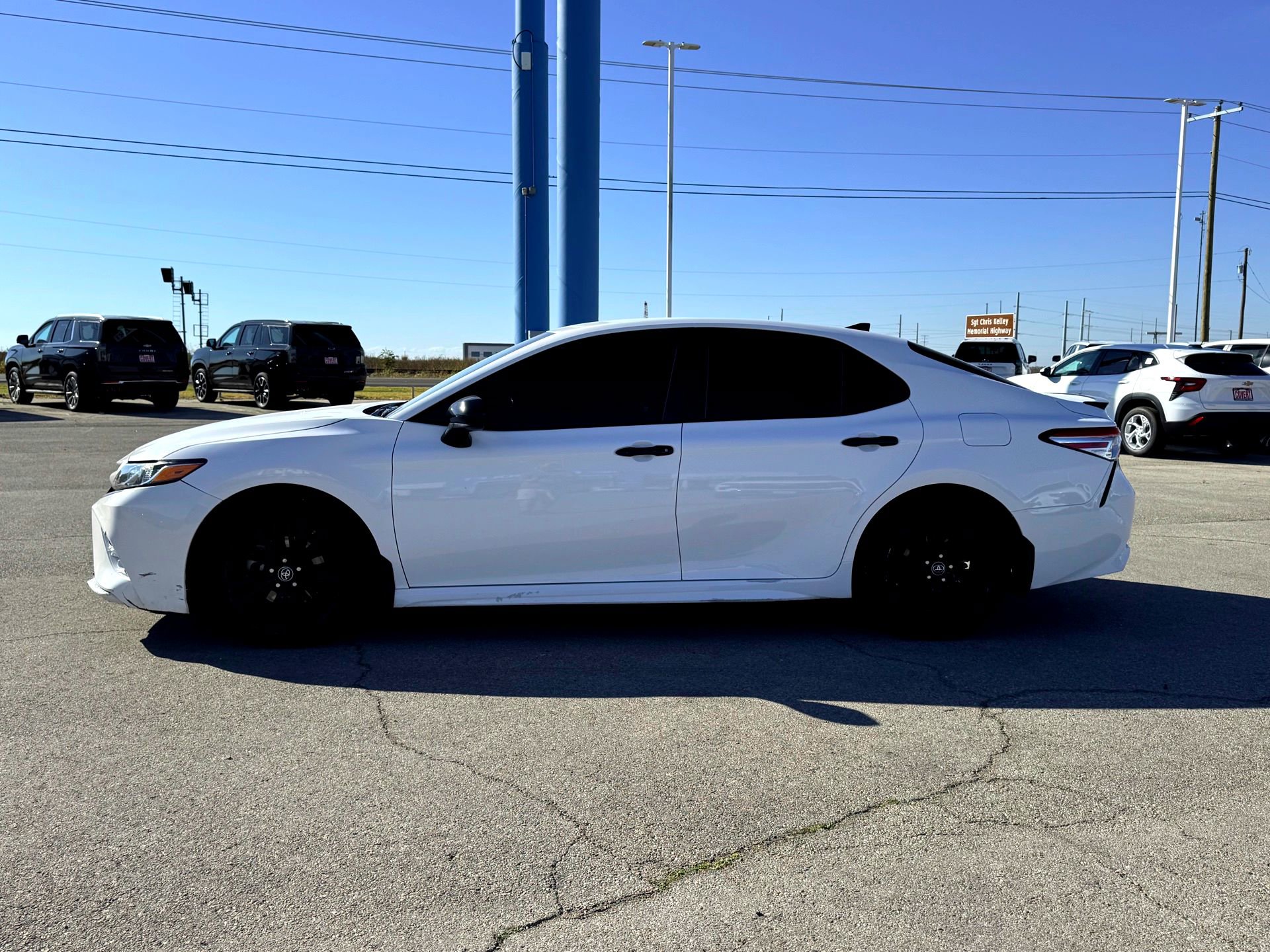 2020 Toyota Camry SE photo 3