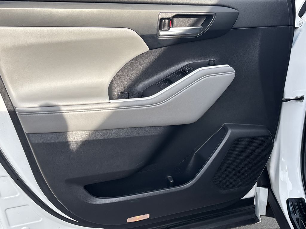 2023 Toyota Highlander L photo 23
