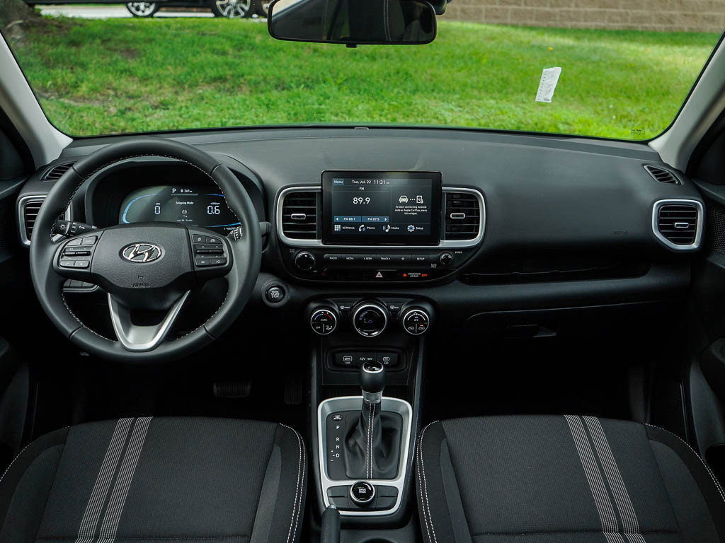 2025 Hyundai Venue SEL photo 11