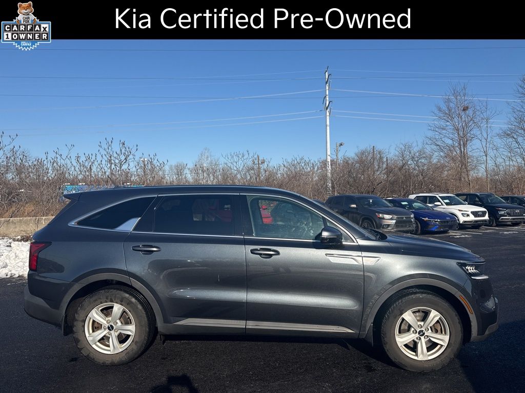 2022 Kia Sorento LX's photo