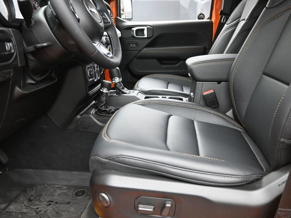 2025 Jeep Wrangler Sahara photo 9