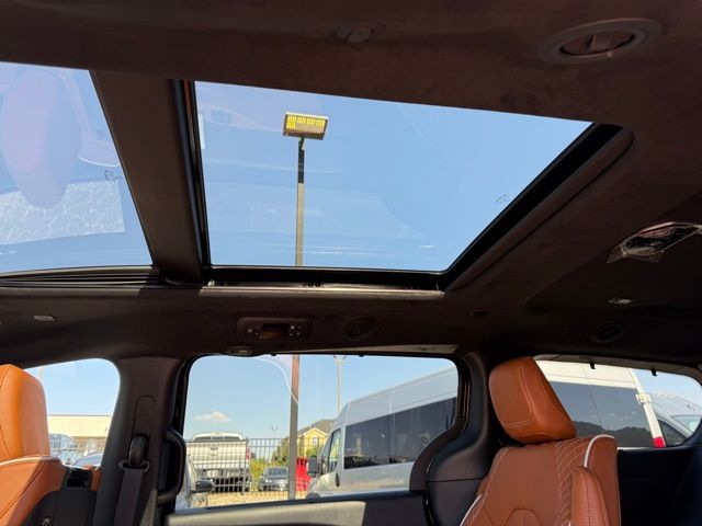 2026 Chrysler Pacifica Pinnacle photo 19