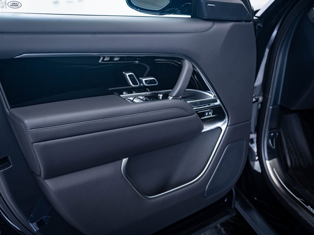 2025 Land Rover Range Rover SE photo 17