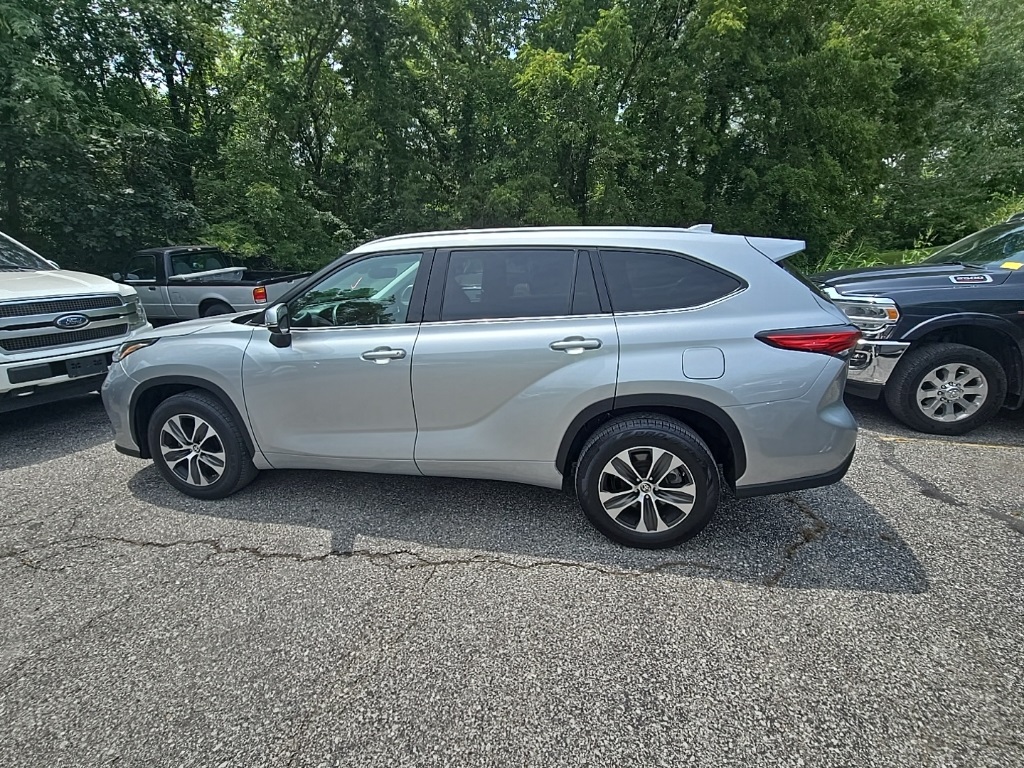 2022 Toyota Highlander XLE photo 3