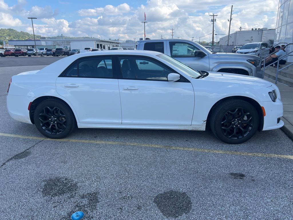 2023 Chrysler 300 Touring L photo 4