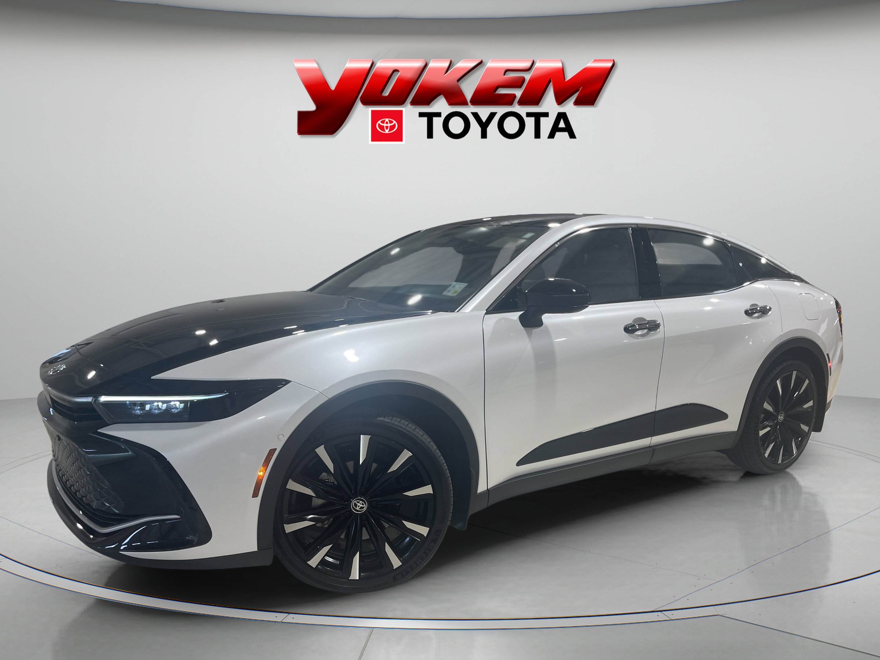 2025 Toyota Crown Platinum's photo