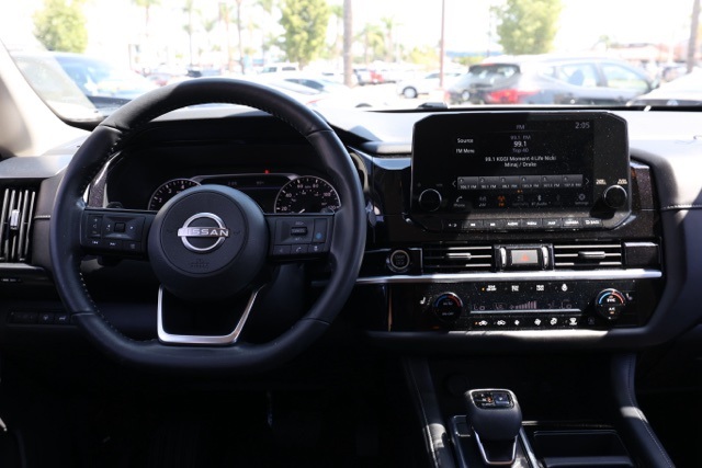 2022 Nissan Pathfinder SL photo 17
