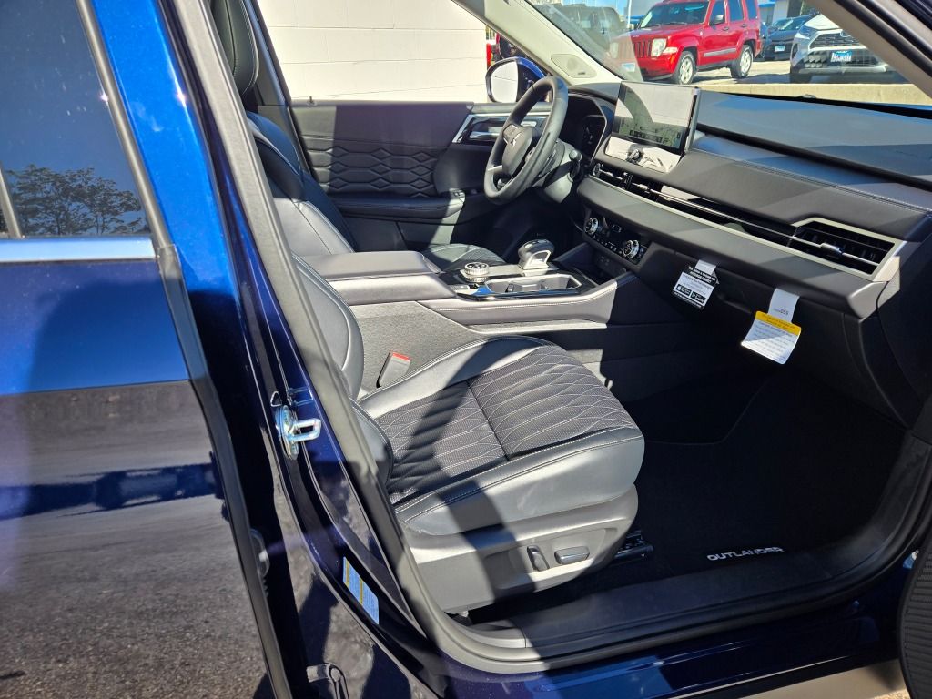 2025 Mitsubishi Outlander SEL photo 4