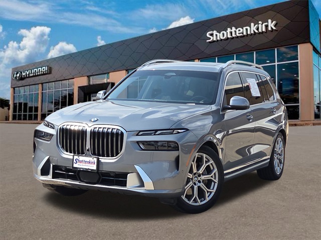 2023 BMW X7 40i's photo
