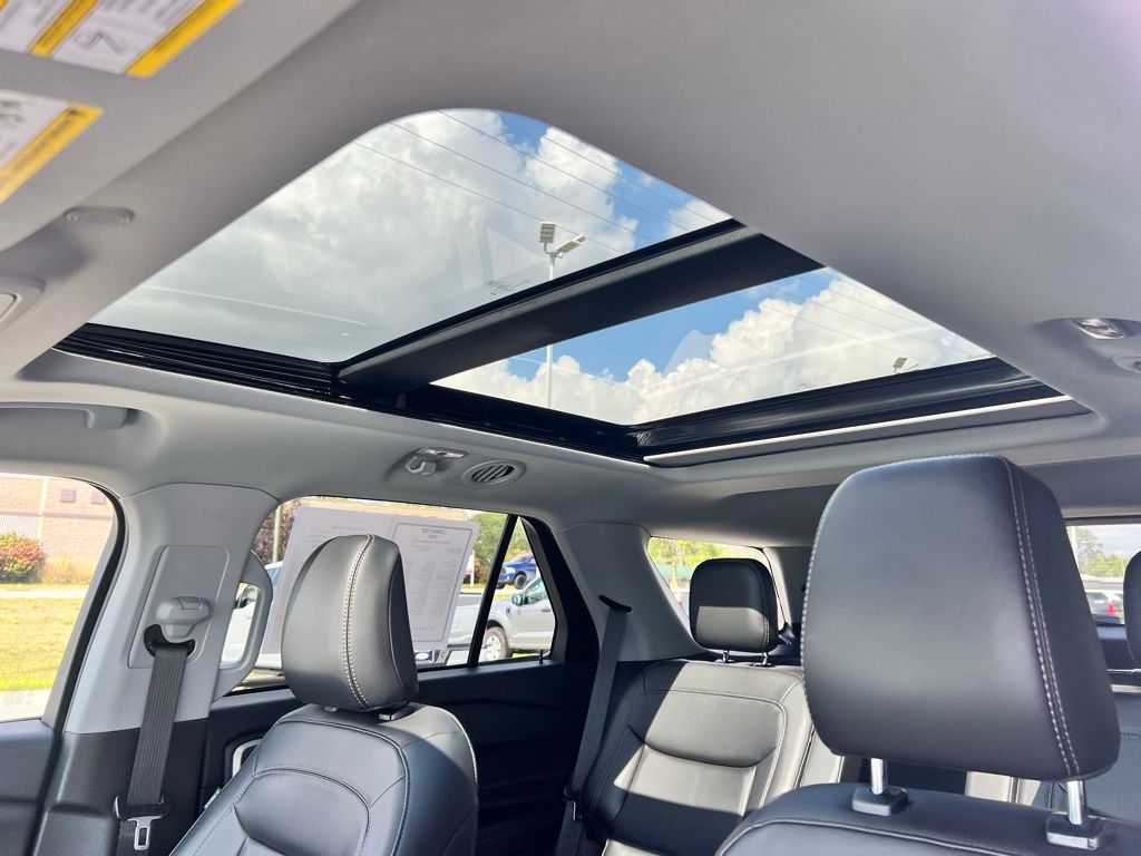 2023 Ford Explorer XLT photo 16