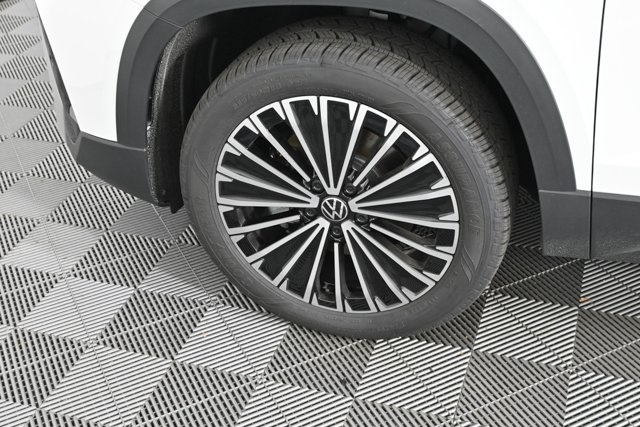 2025 Volkswagen Taos SE photo 4