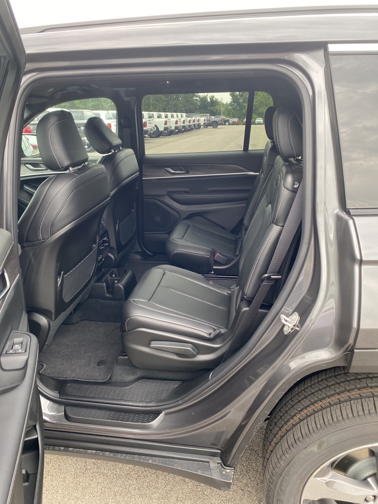 2025 Jeep Grand Cherokee Limited photo 15