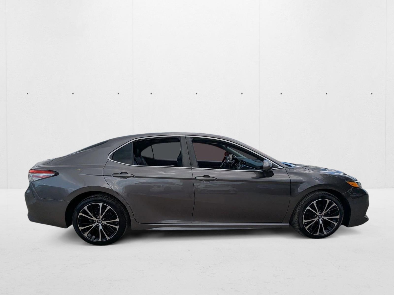 2018 Toyota Camry SE photo 4