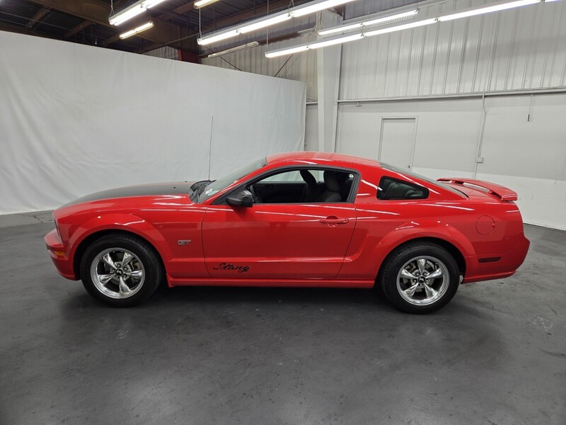 2006 Ford Mustang GT Deluxe photo 2