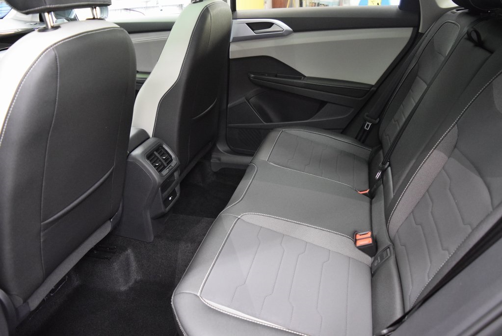 2025 Volkswagen Taos SE photo 4