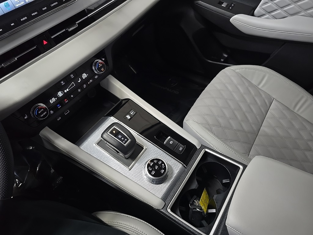 2023 Mitsubishi Outlander PHEV SEL photo 25