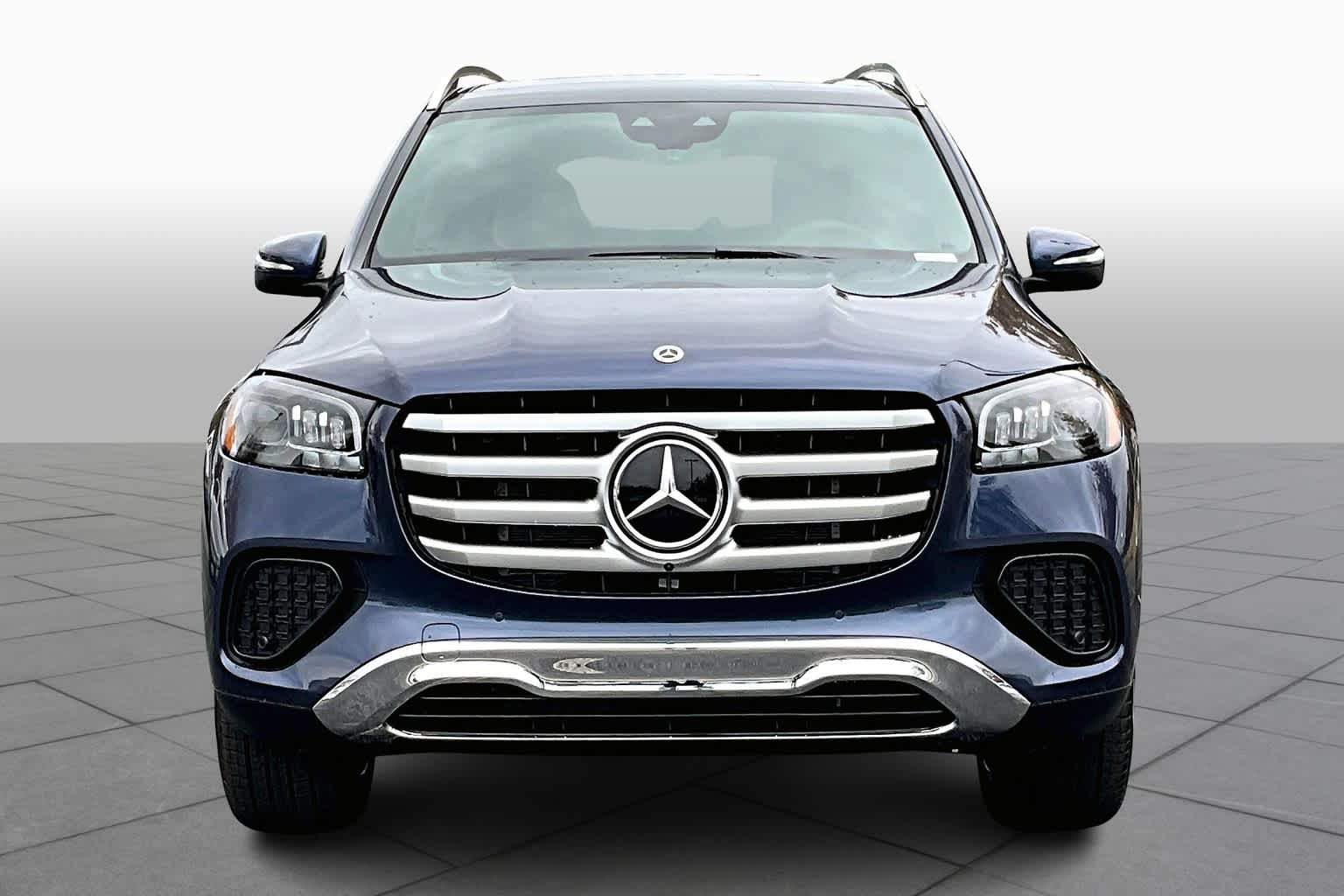 2025 Mercedes Benz GLS 450 4MATIC photo 2