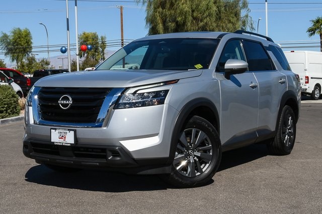 2025 Nissan Pathfinder SV's photo