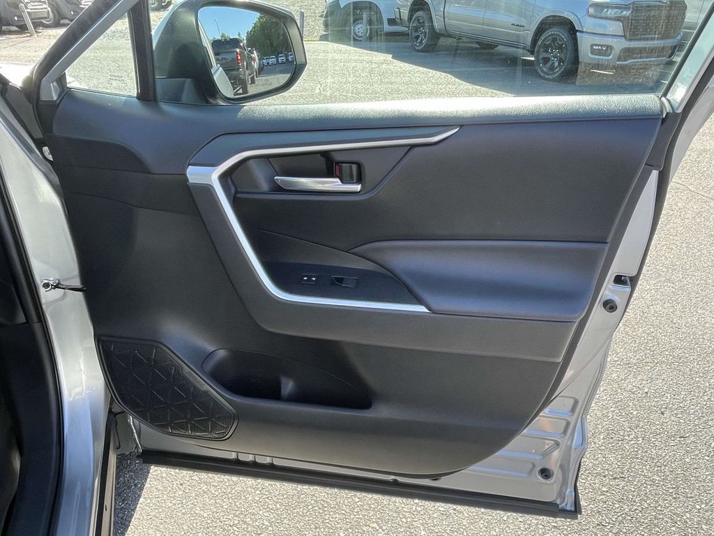 2020 Toyota RAV4 XLE photo 15