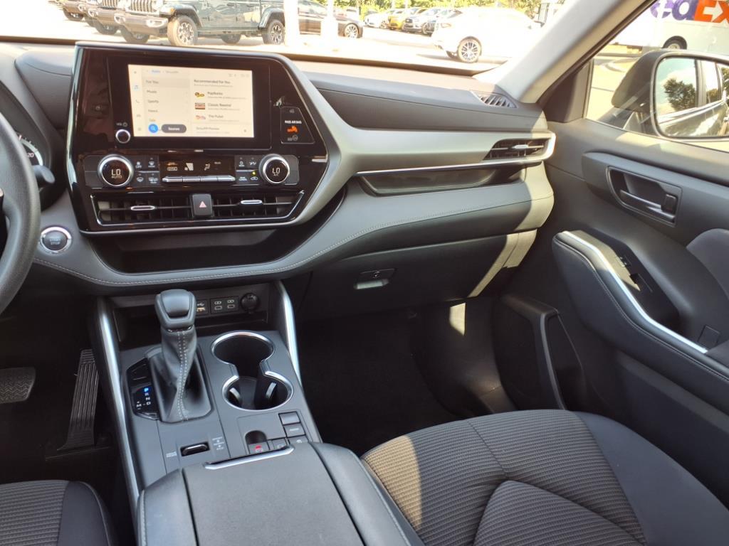2023 Toyota Highlander L photo 23