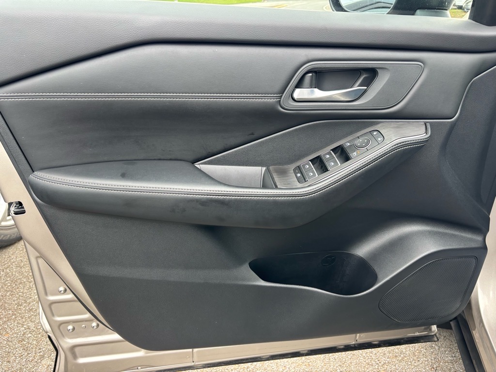 2024 Nissan Rogue SL photo 3