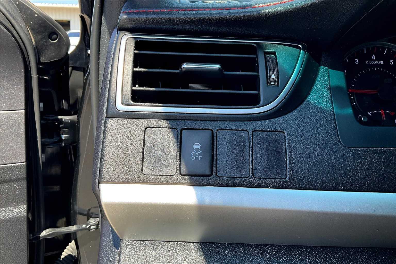 2016 Toyota Camry SE photo 32