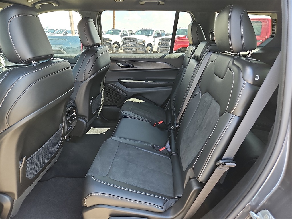 2025 Jeep Grand Cherokee Altitude photo 10