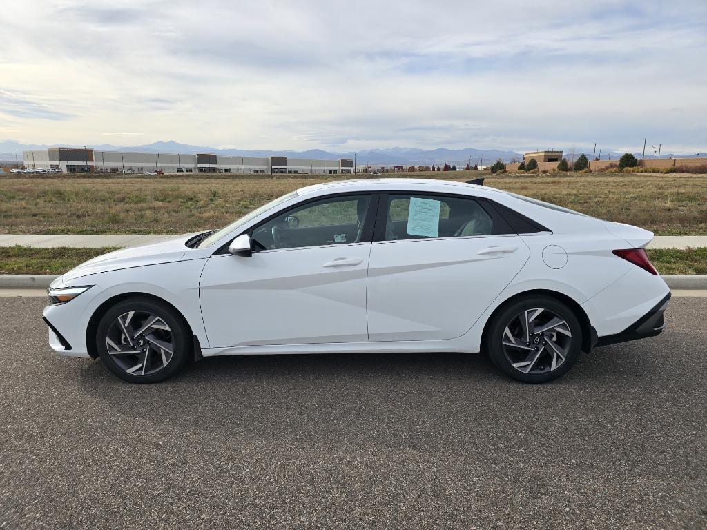 2025 Hyundai Elantra Hybrid Limited photo 2
