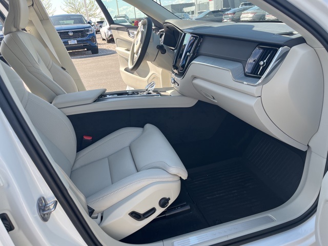 2025 Volvo XC60 B5 photo 16