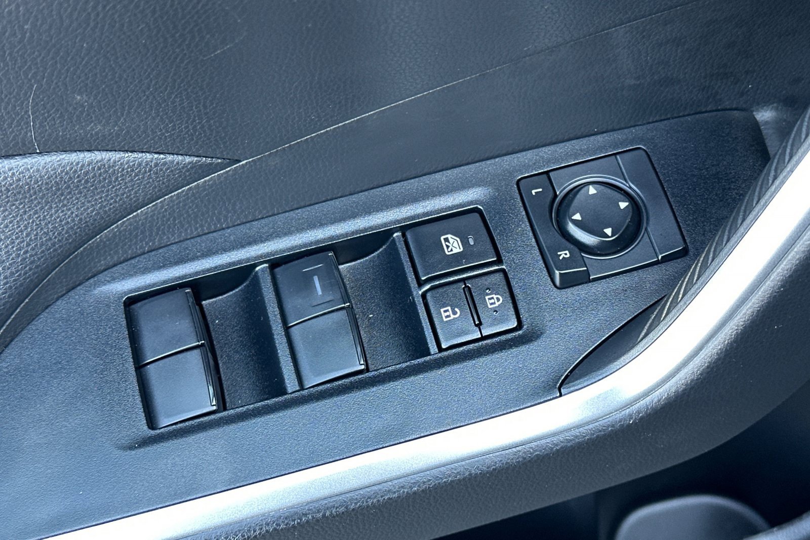 2022 Toyota RAV4 LE photo 10