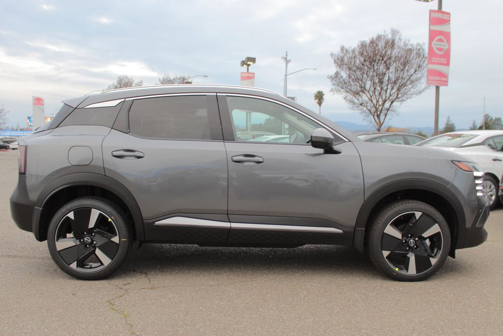 2025 Nissan Kicks SR photo 3
