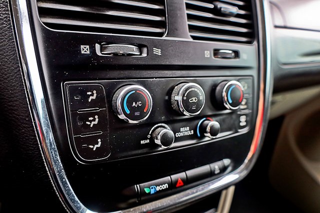 2016 Dodge Grand Caravan SE photo 2