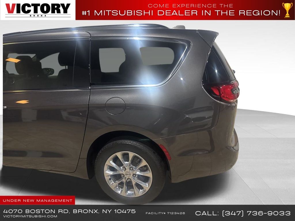 2021 Chrysler Pacifica Touring L photo 4