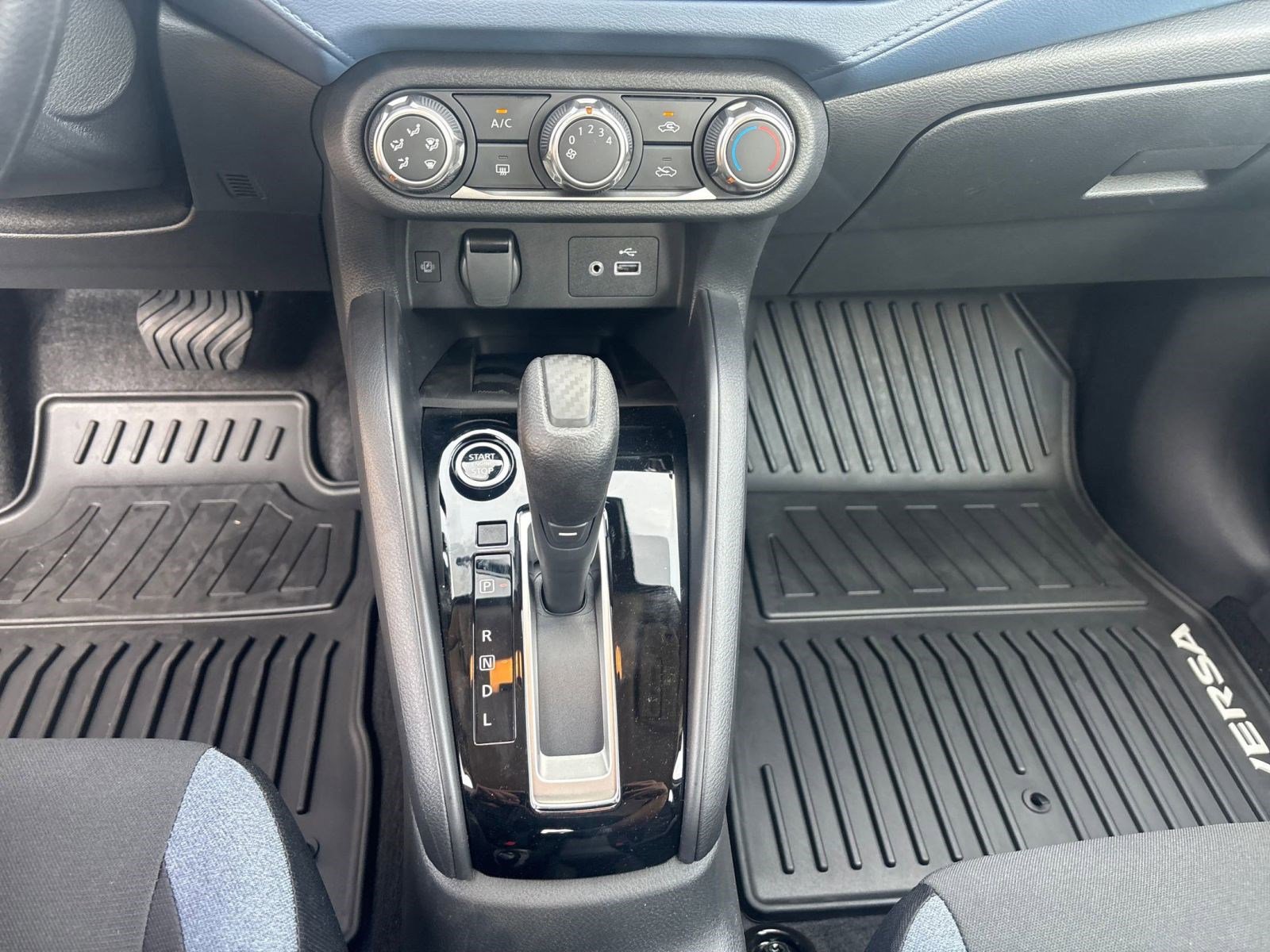 2025 Nissan Versa SV photo 17