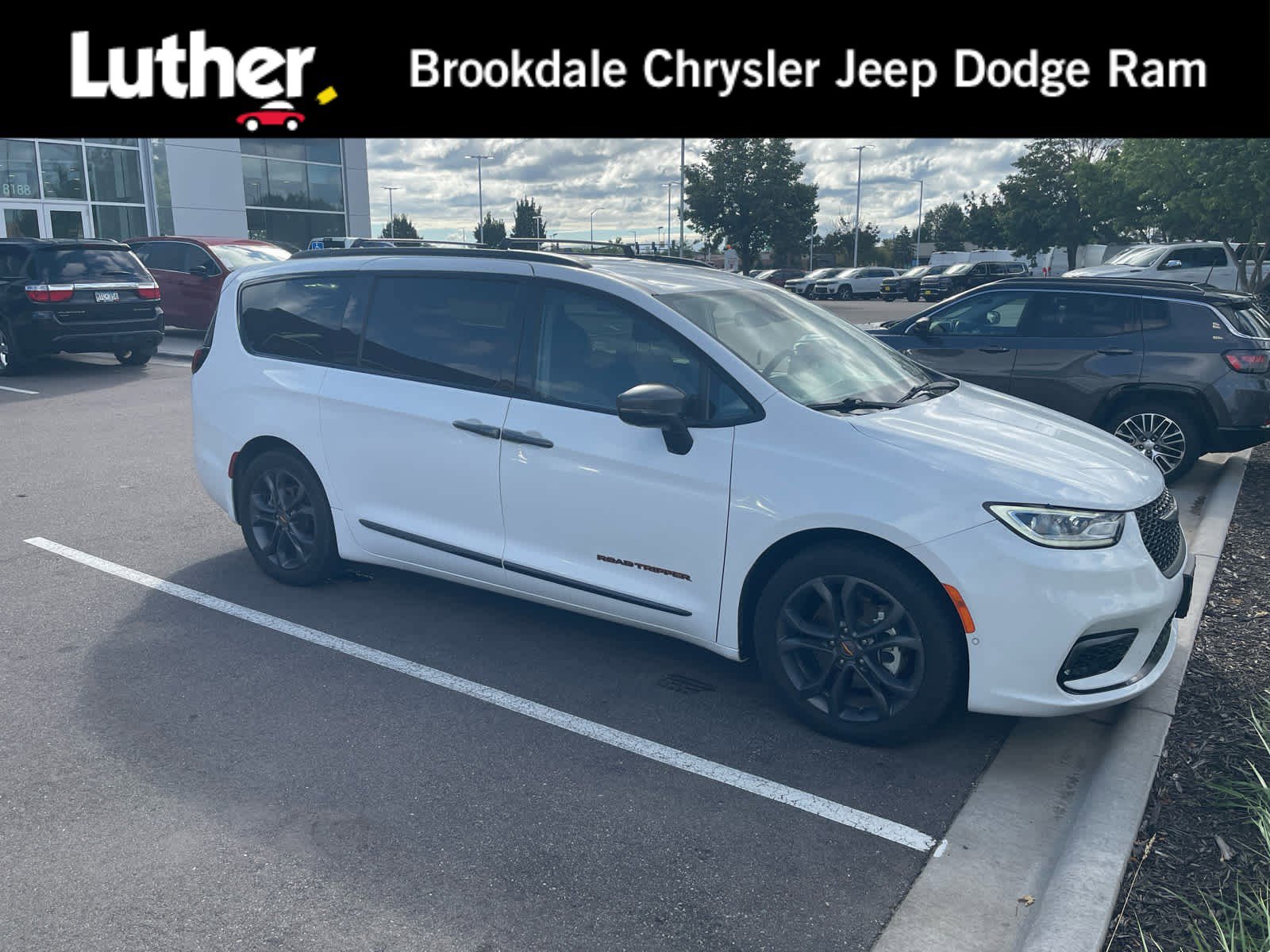 2024 Chrysler Pacifica Touring L's photo