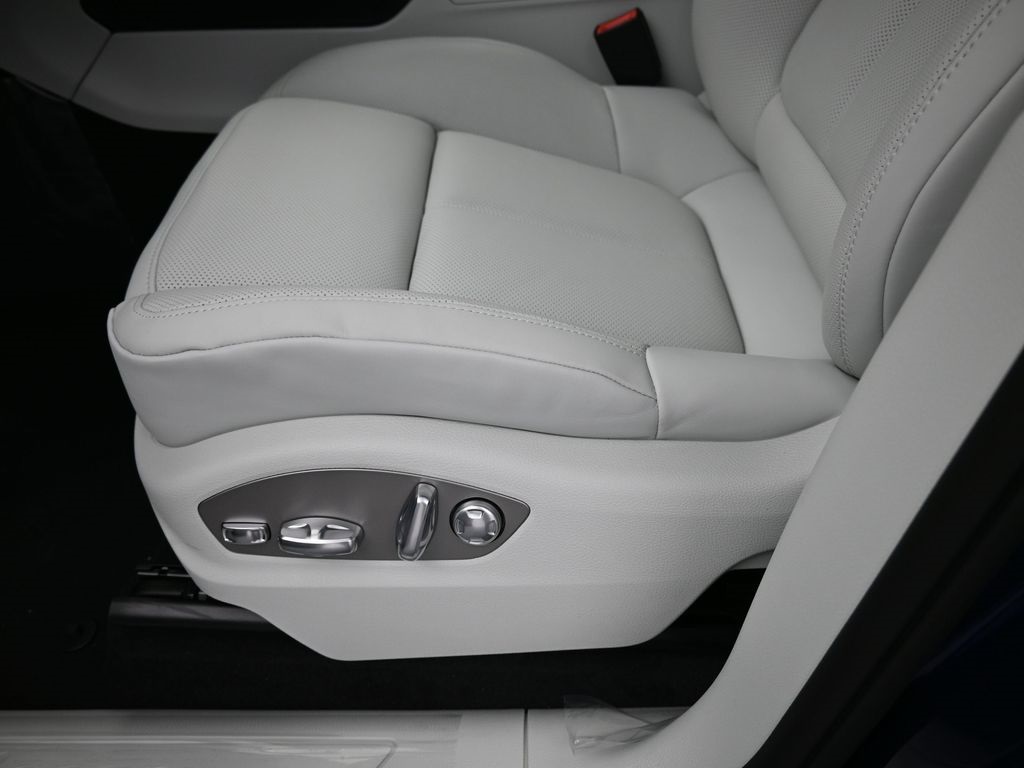 2026 Porsche Macan T photo 16