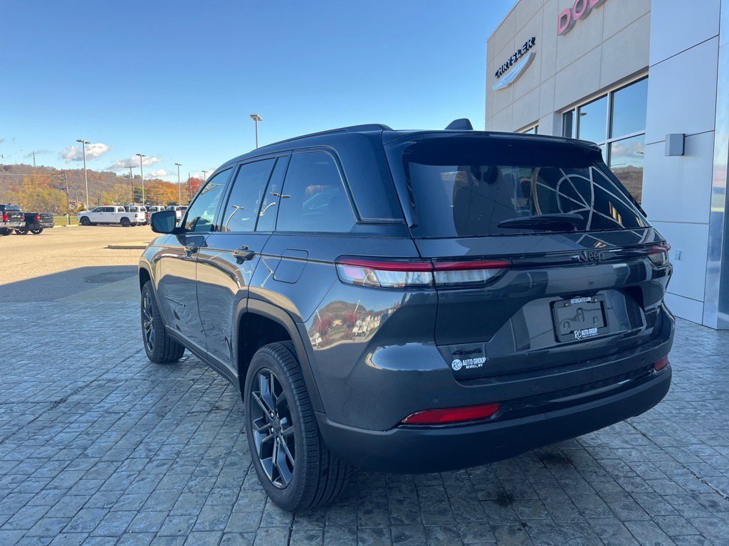 2025 Jeep Grand Cherokee Limited photo 2