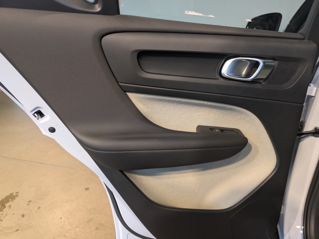 2026 Volvo XC40 photo 21