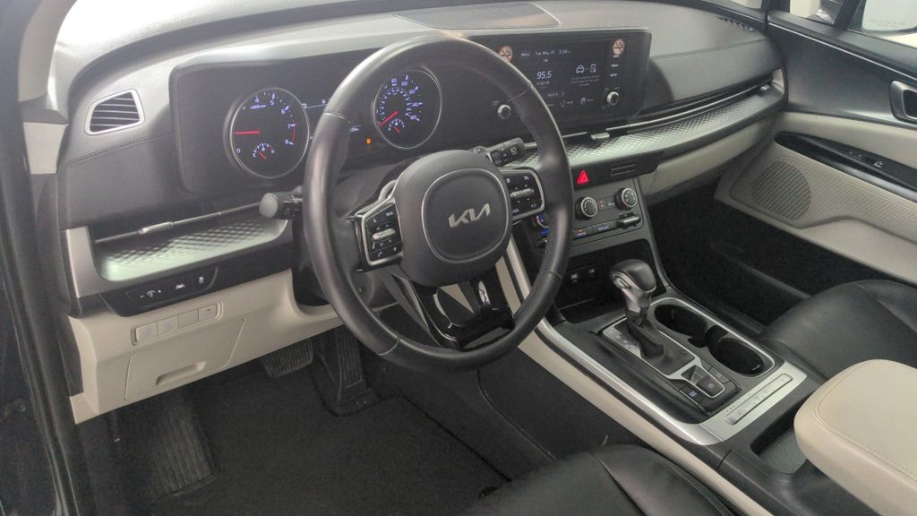 2024 Kia Carnival LX photo 14