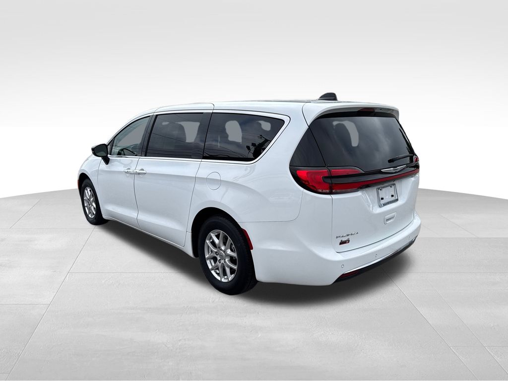 2024 Chrysler Pacifica Touring L photo 2