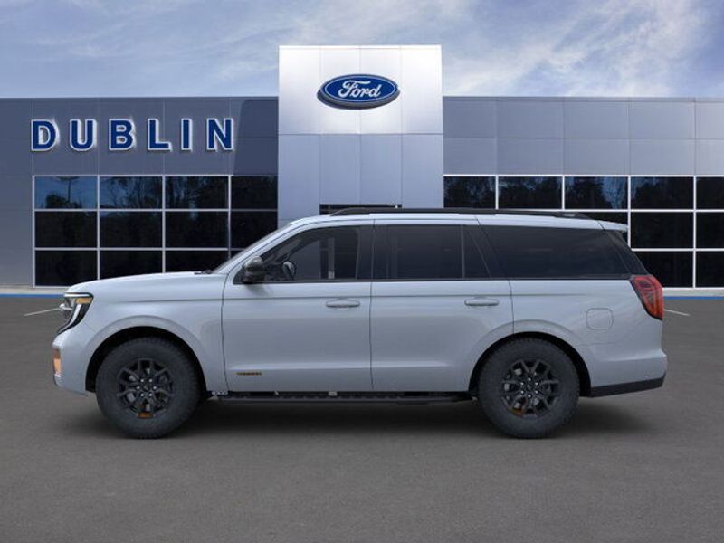 2025 Ford Expedition photo 3