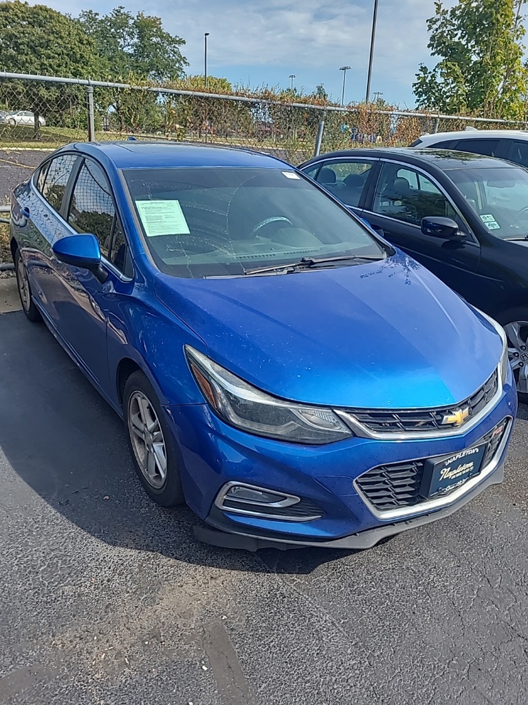 2017 Chevrolet Cruze LT photo 2