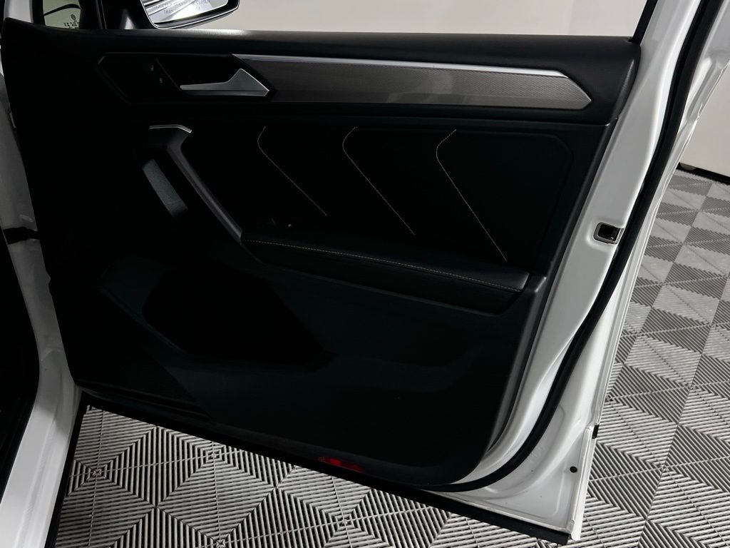 2023 Volkswagen Tiguan SE R-Line Black photo 28